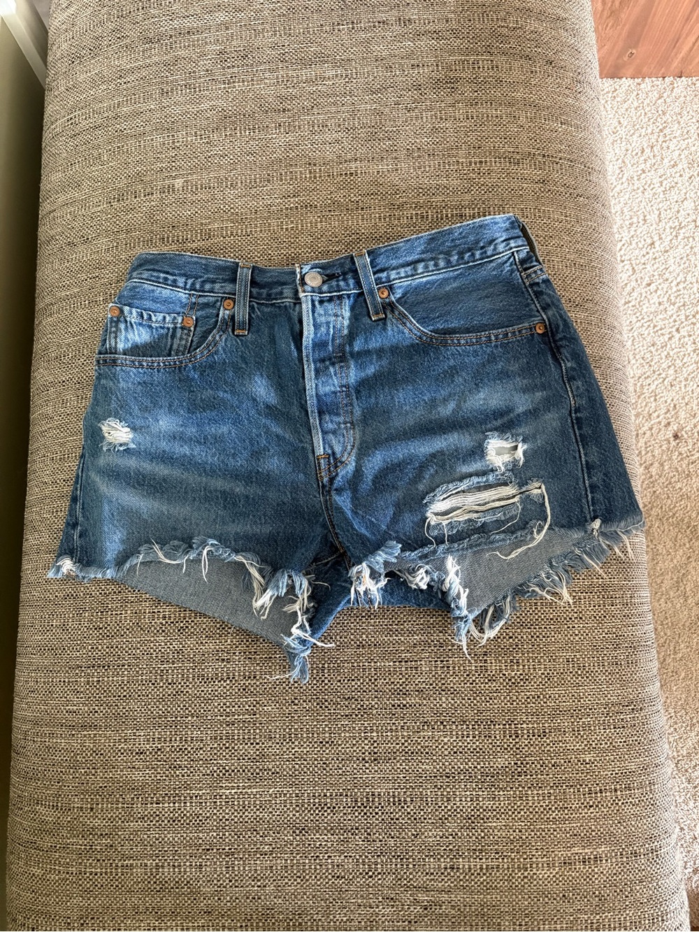 Levi’s Distressed Denim Cutoff Shorts Size 28 Raw Hem Medium Wash